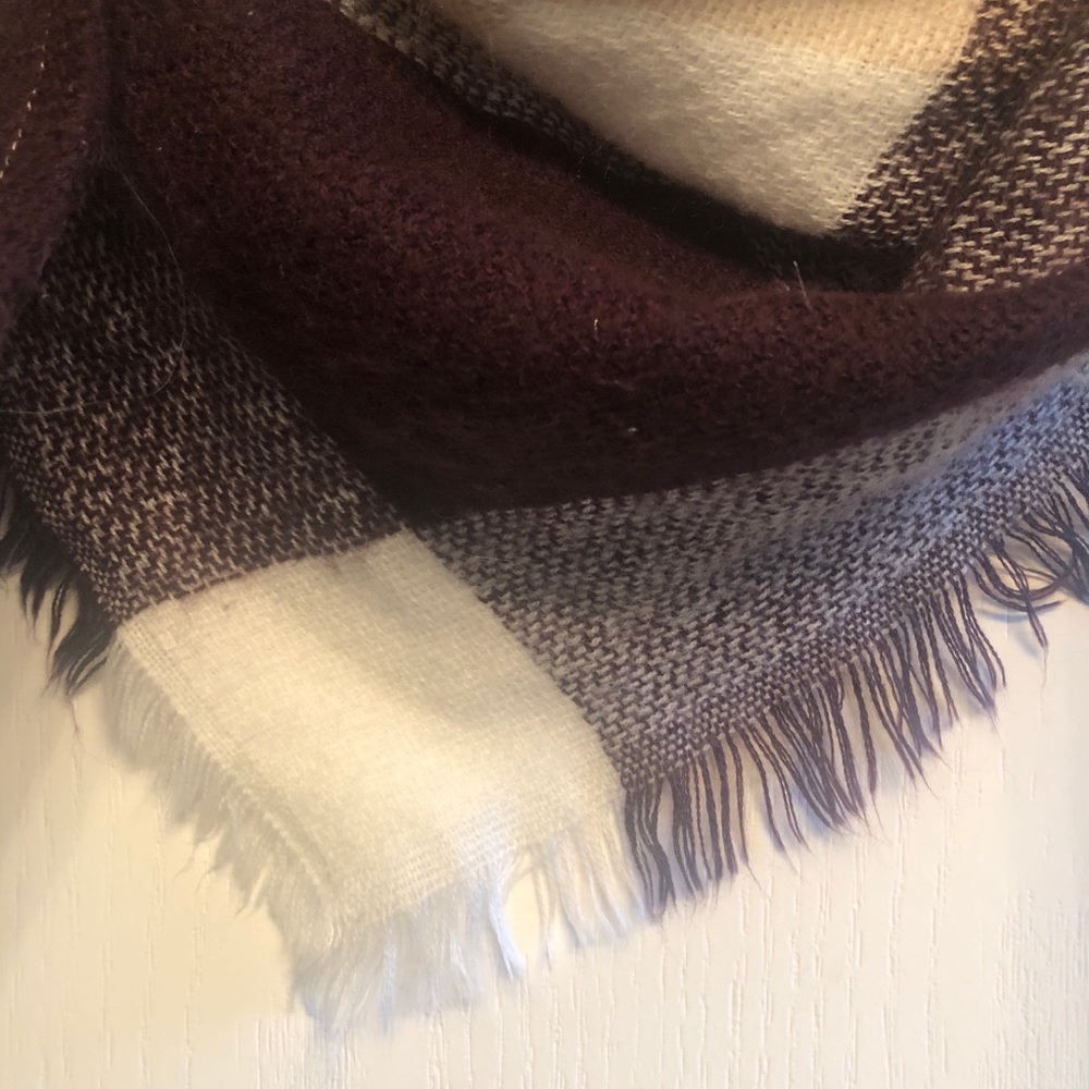 Triangle wrap Scarf - Picture 2 of 3